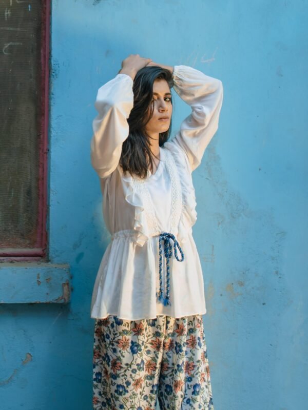 White top with ruffle detailing - Image 2