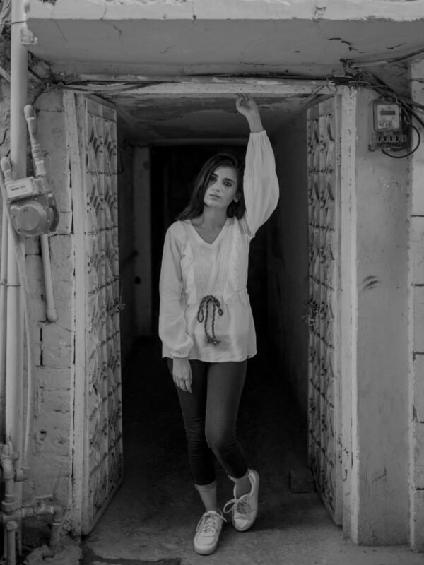 White top with ruffle detailing - Image 3